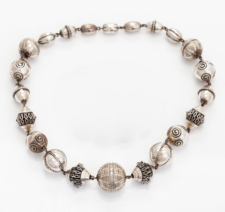 Kalevala Koru, a set of sterling silver "Halikko treasure" necklace, bracelet, ring and earrings. Helsinki 1994.