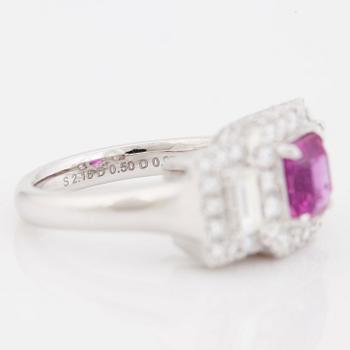 A intense pink sapphire, brilliant- and baguette cut diamond ring.