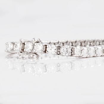 A 9.40 ct brilliant-cut diamond bracelet.