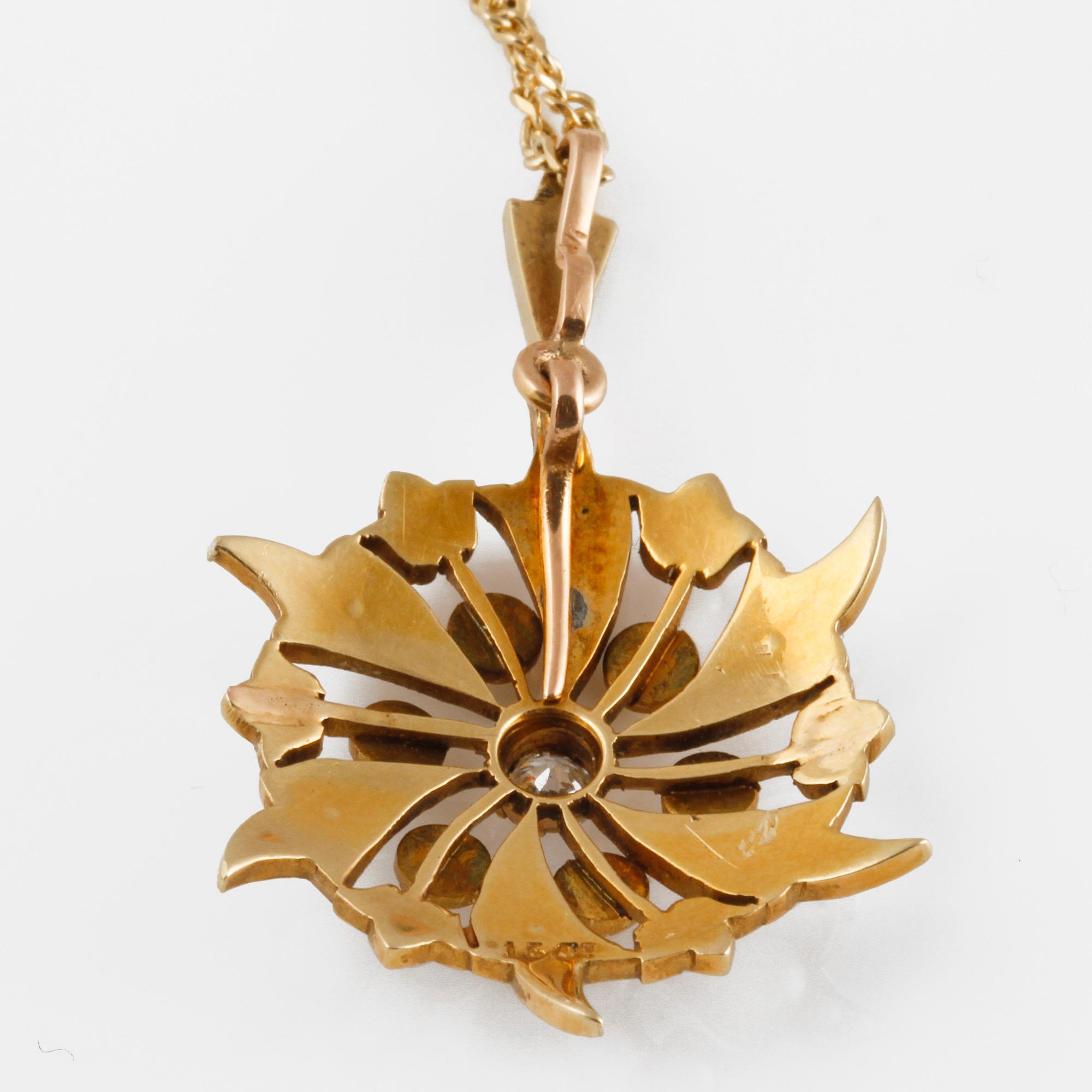 HÄNGE, 15 och 18K guld med rosenslipade diamanter samt halvpärlor. Vikt 7,2 gram.