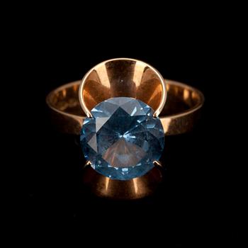 RING, guld 14K, syntetisk spinell 4,4 ct. Elis Kauppi, Kupittaan Kulta, Åbo 1972. Vikt 4,4 g.