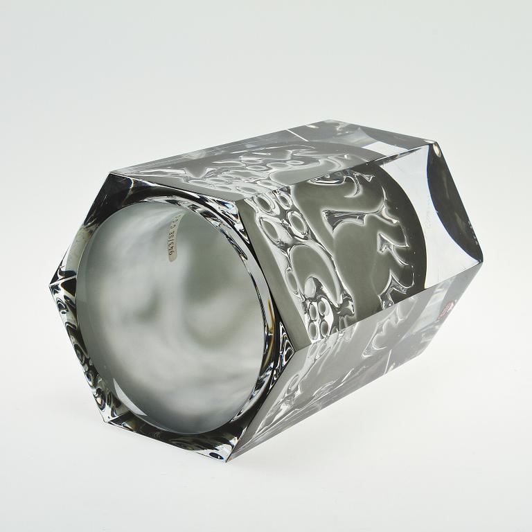 An Olle Alberius ariel 'Enhörning/The unicorn' glass vase, Orrefors Gallery 1988.