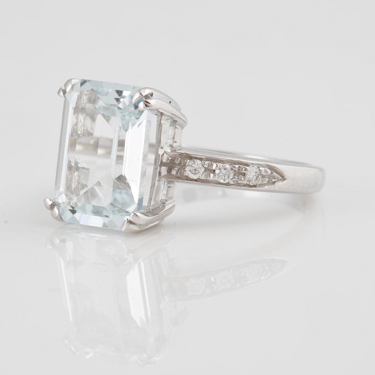 RING, med fasettslipad akvamarin ca 1.90 ct och 6 briljantslipade diamanter ca 0.10 ct.