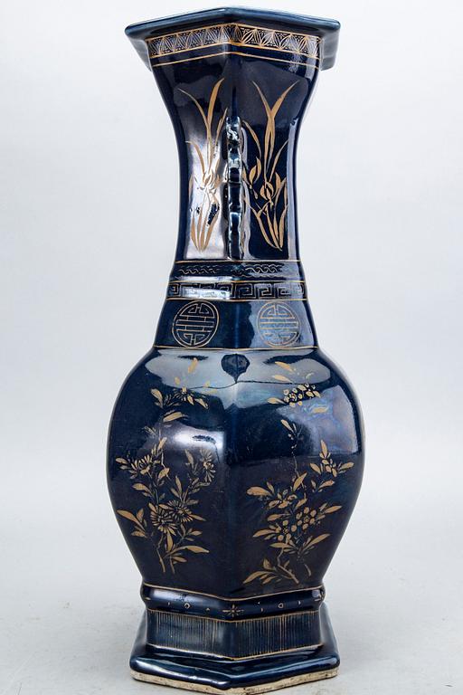 A blue vase, Qing dynasty, 19th Century.