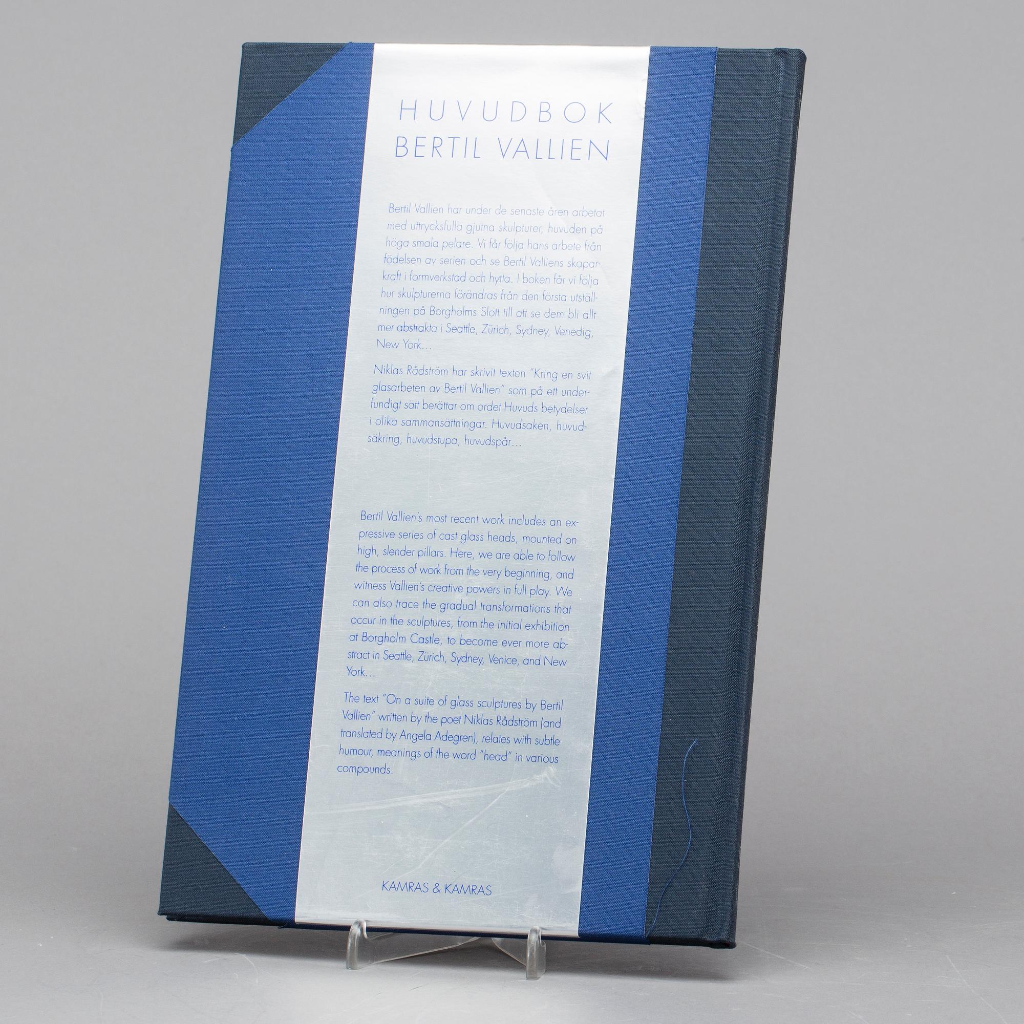 BERTIL VALLIEN, konstglas. "Huvud" signerad samt nr 7090002. Samt BOK "HUVUDBOK BERTIL VALLIEN".