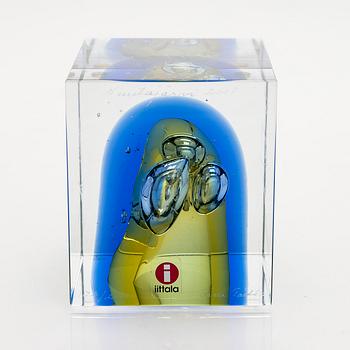 Oiva Toikka, an annual glass cube, signed Oiva Toikka Nuutajärvi 2007, 172/2000.
