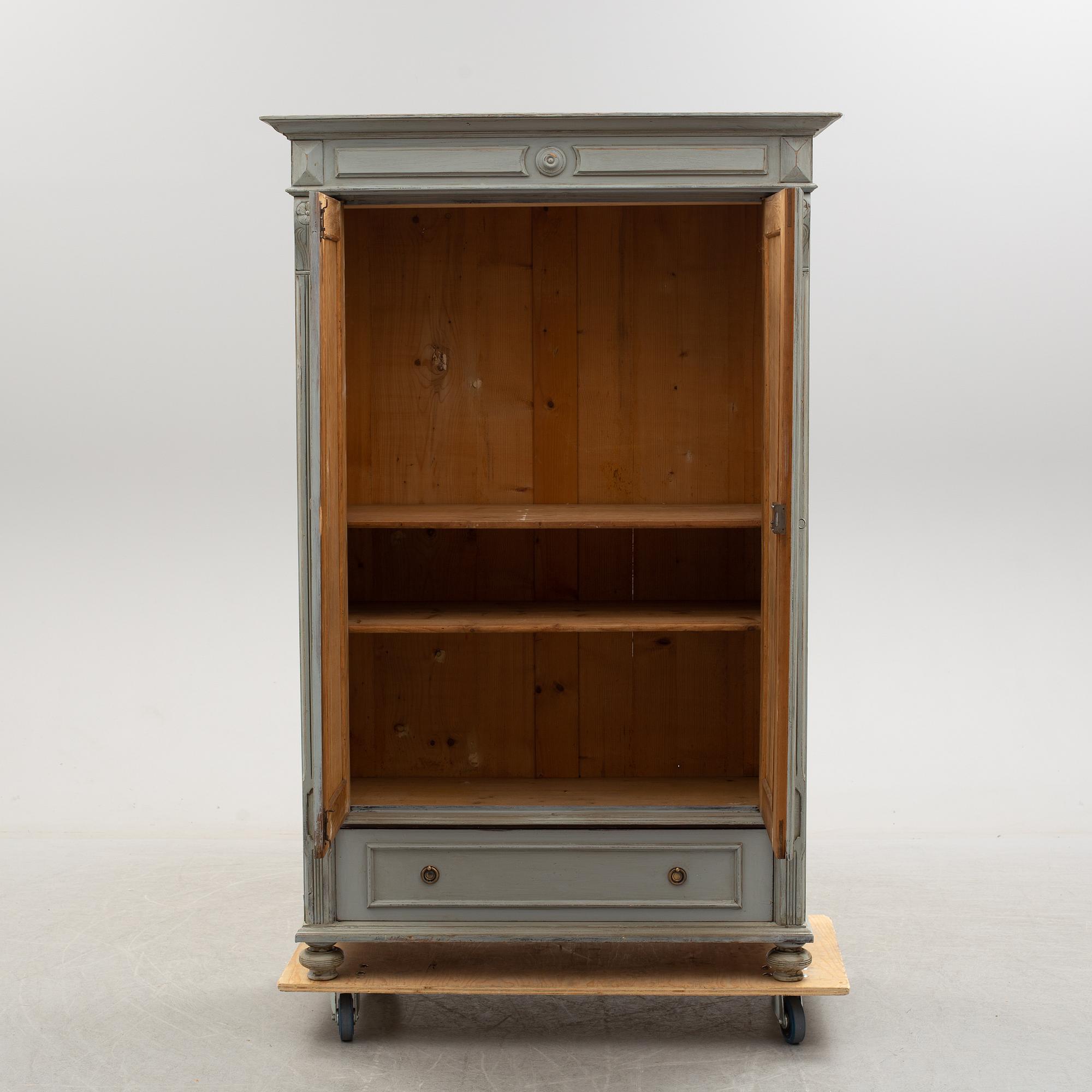 KLÄDSKÅP, omkring år 1900.