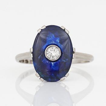 RING, platina med folierad sannolikt glas samt briljantslipad diamant, ca 0,15 ct, CG Hallbergs, Stockholm, 1935.