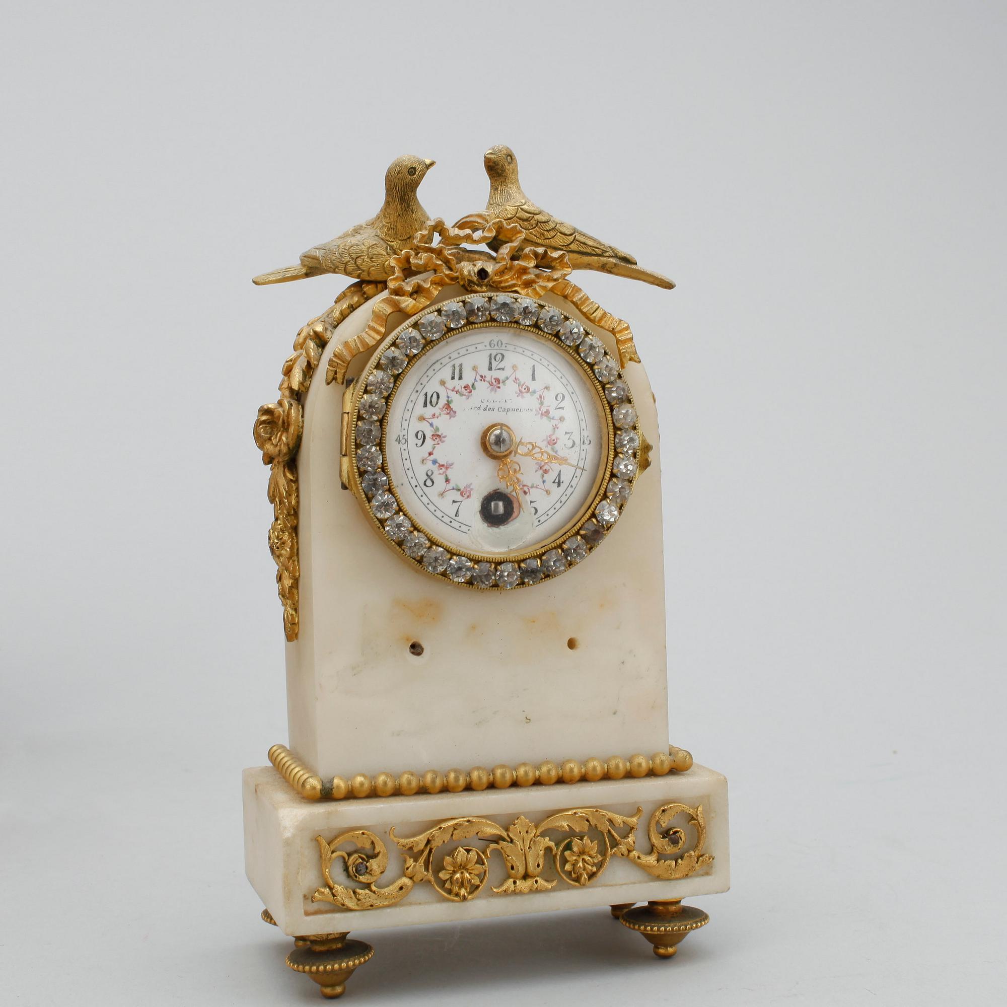 BORDSUR I ETUI, marmor, Louis XVI-stil, otydlig urmakarmärkning, sekelskiftet 1900.