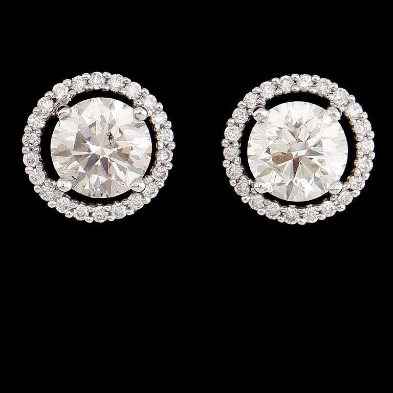 ÖRHÄNGEN, 1 par, 18 k vitguld, solitära briljantslipade diamanter ca 1.96 ct, mindre briljantslipade diamanter tot 0.22.