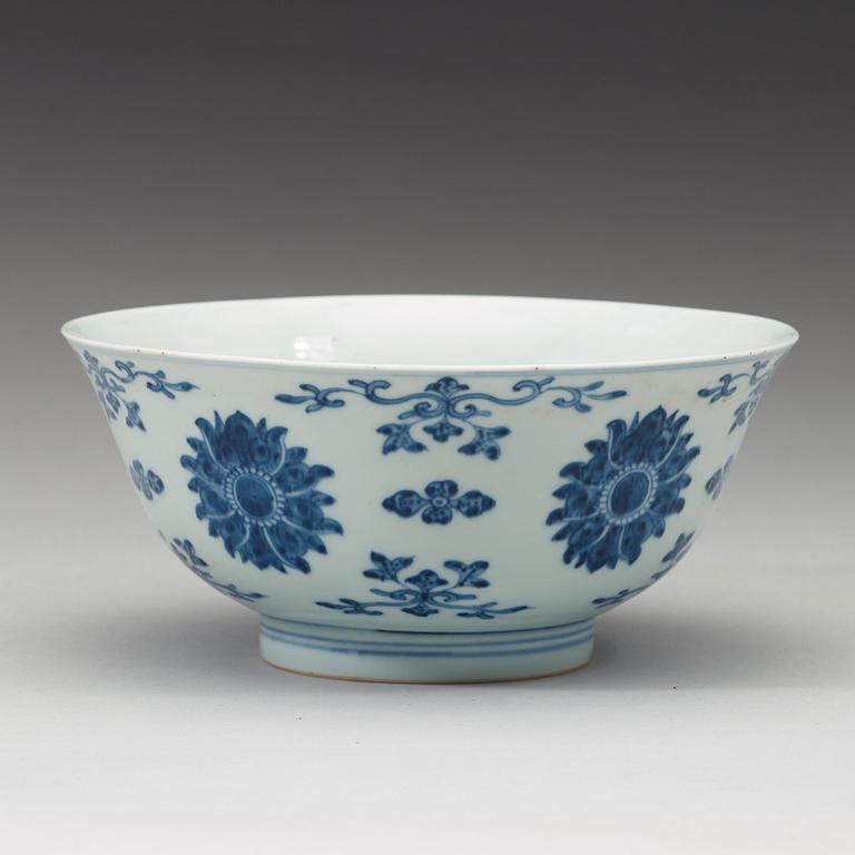 A blue and white lotus bowl, Qing dynasty with Qianlong seal mark (1644-1912).