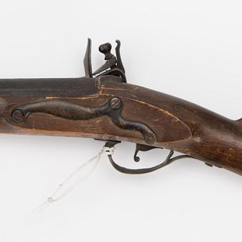 A 18TH CENTURY FLINTLOCK RIFLE.