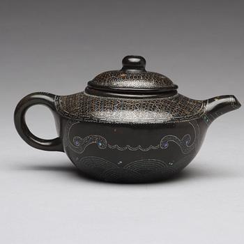 A 'lacque burgautée' imitating yixing tea pot with cover, presumably late Qing dynasty, circa 1900.