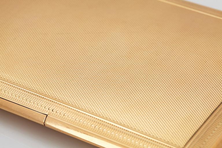 A Mappin & Webb 18K gold cigarette case.