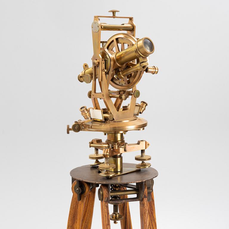 A theodolite with wooden case, Otto Fennel Söhne Cassel, 1906.