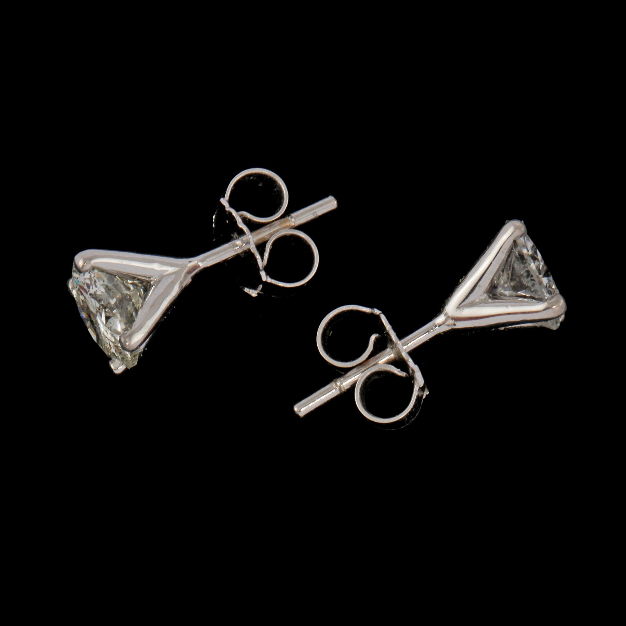 ÖRHÄNGEN, ett par, 18k vitguld med briljantslipade diamanter, totalt 2.14 ct. Vikt 2 g.