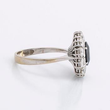 SAPPHIRE RING 18K whitegold 1 sapphire approx 9 x 7 mm and brilliant-cut diamonds approx 1,5 ct.