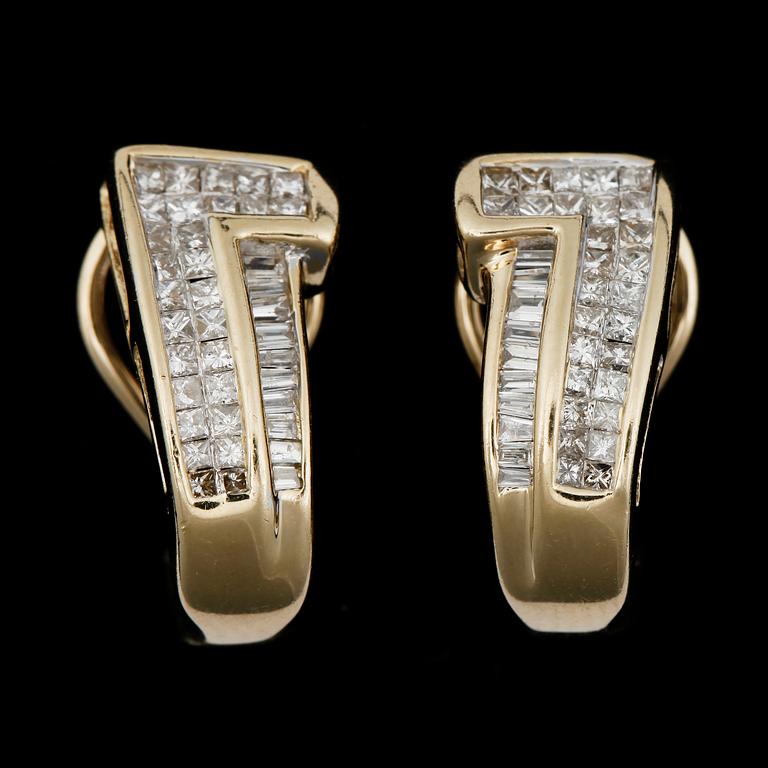 ÖRHÄNGEN, ett par, 14k guld med prinsesslipade samt baguettslipade diamanter tot ca 1,10 ct. Total vikt ca 6,7 gram.