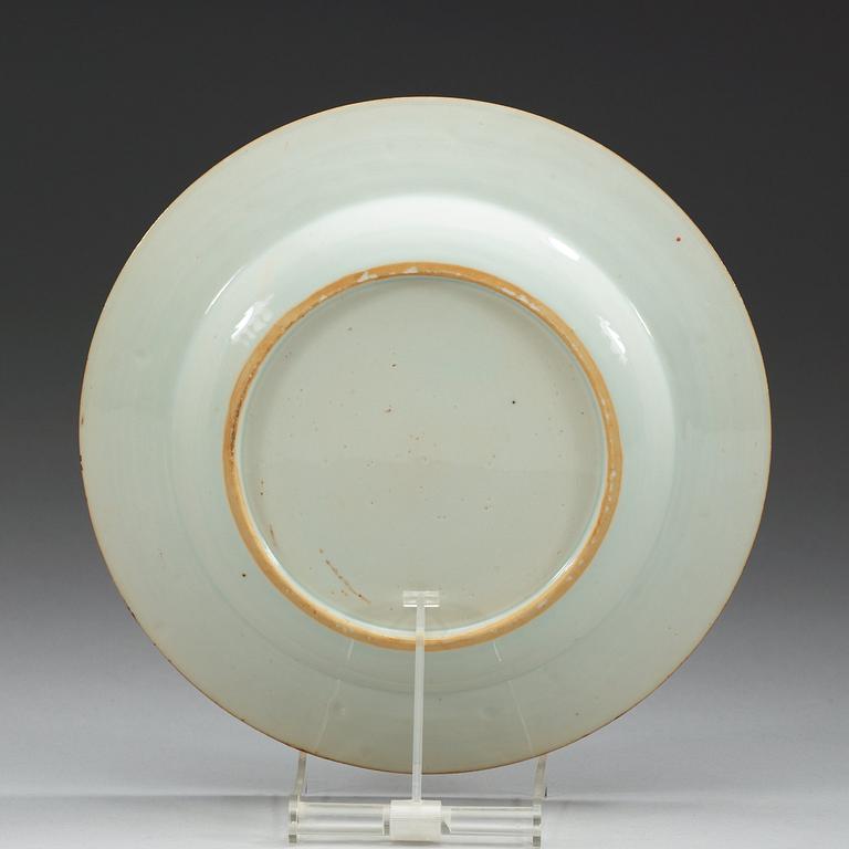 TALLRIK, vapenporslin. Qing dynastin, Qianlong (1736-95).