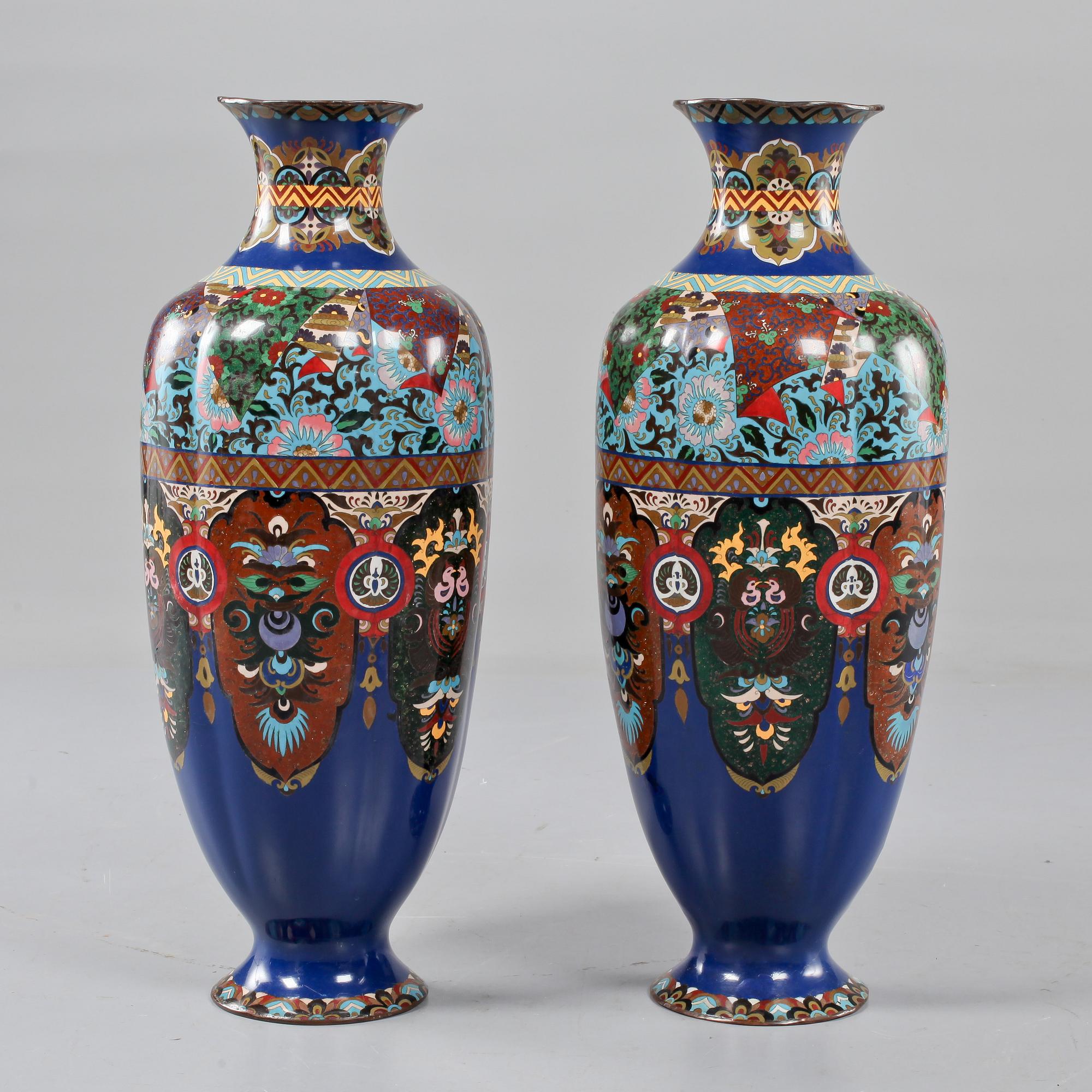 VASER, ett par, cloisonné, omkring sekelskiftet 1900.