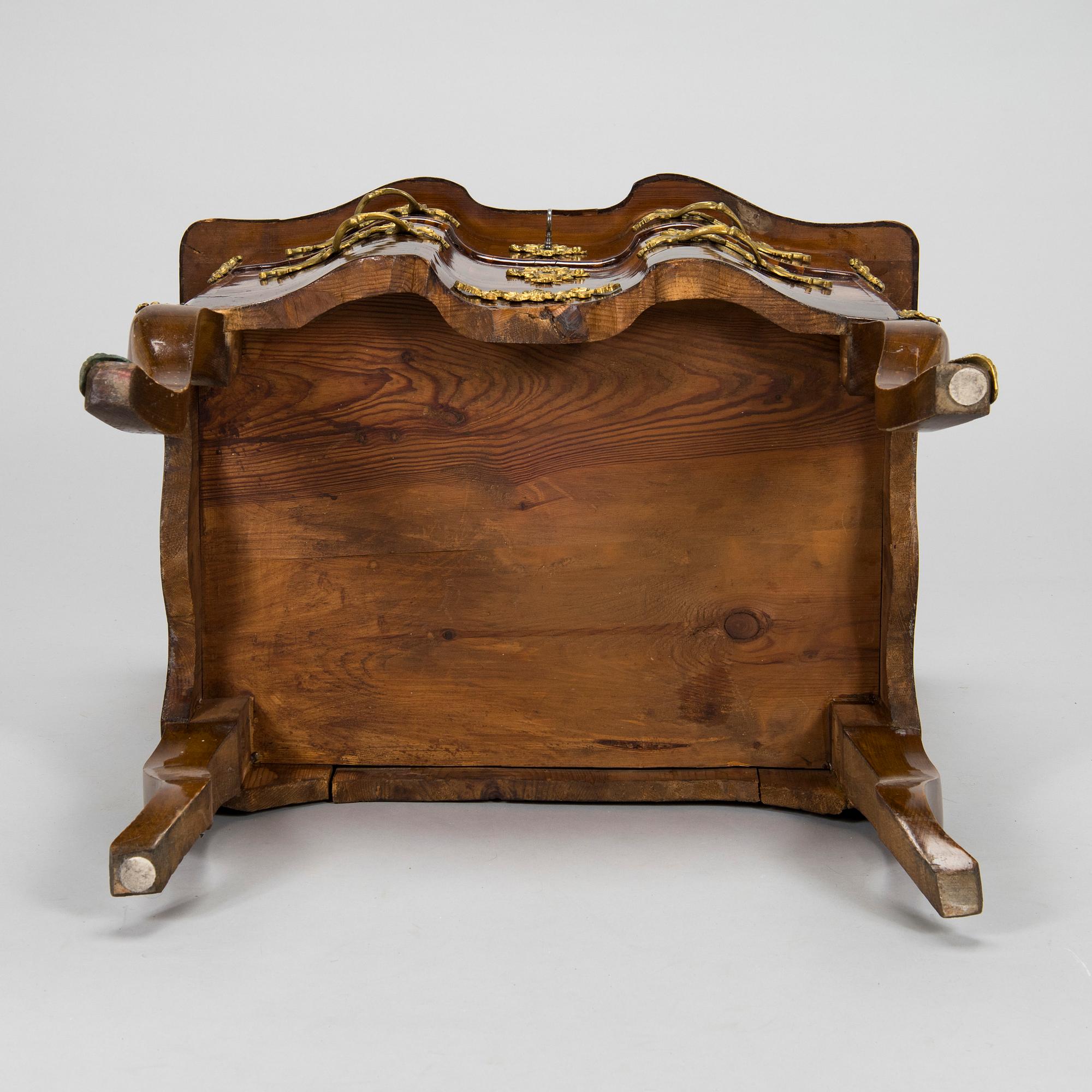 Byrå, sannolikt Tyskland. 1700-talets senare hälft. Rokoko.