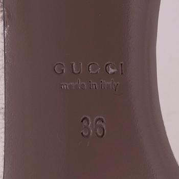 GUCCI, a pair of white & grey leather sandals, "Ursula".