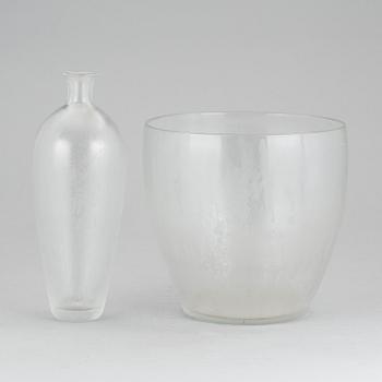 VICKE LINDSTRAND, Orrefors, "Iced", champagnekylare och karaff. Formgiven under 1930-talet.