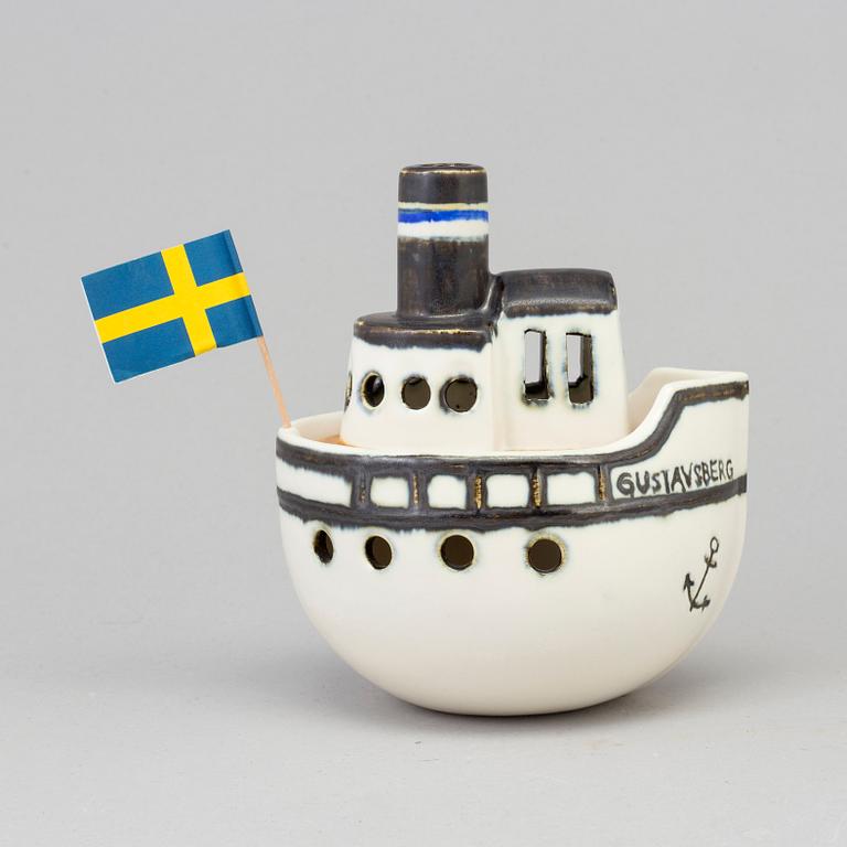 A Lisa Larson stoneware bowl with lid in shape of a steam ship with a swedish flag from K-studion Gustavsberg.