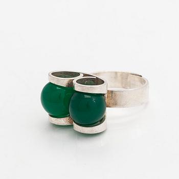Elis Kauppi, Ring, sterlingsilver, kalcedoner. Kupittaan Kulta, Åbo 1974.