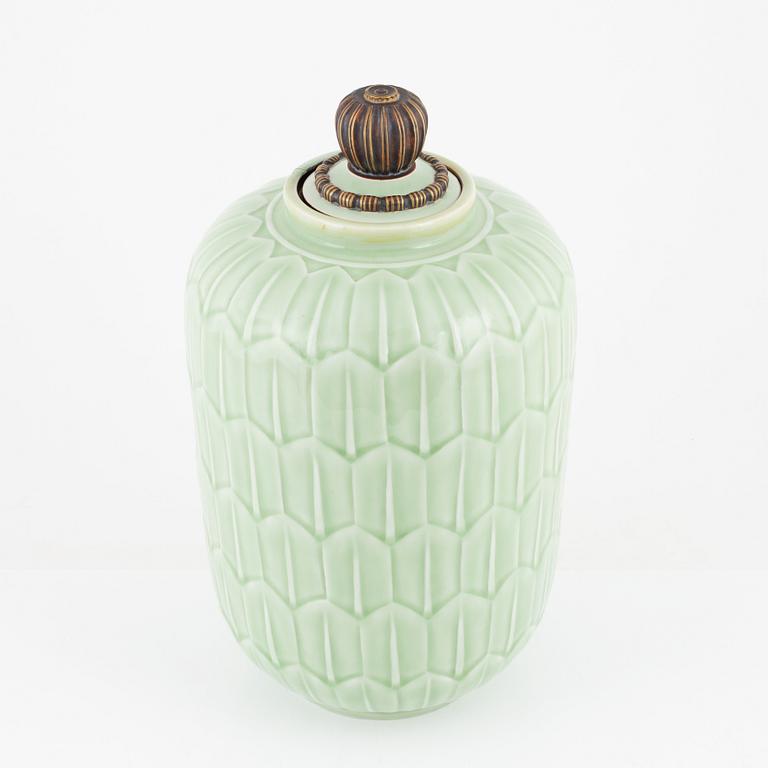 Gunnar Nylund, a porcelain jar with cover, Rörstrand 1930-40s.