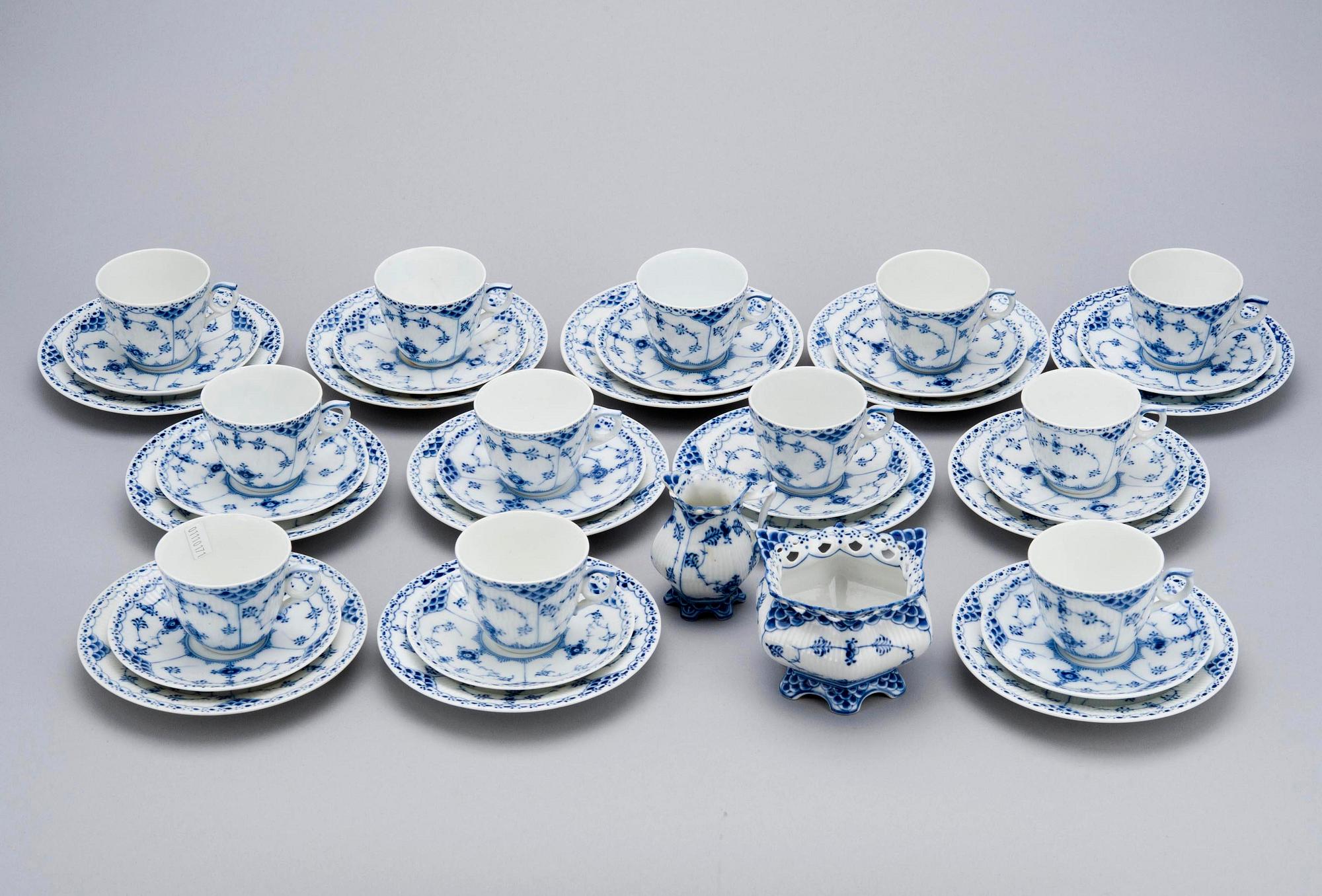 KAFFESERVIS, 25 delar, porslin, "Musselmalet", Royal Copenhagen Danmark.