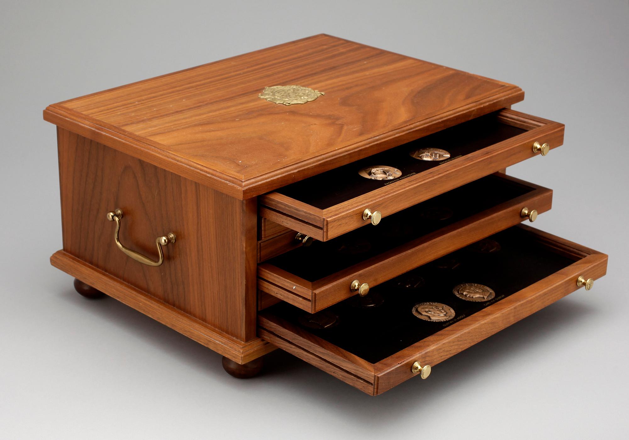 MEDALJER med tillhörande SCHATULL, 54 st, brons, Svenska Monarker, 1900-talets slut.