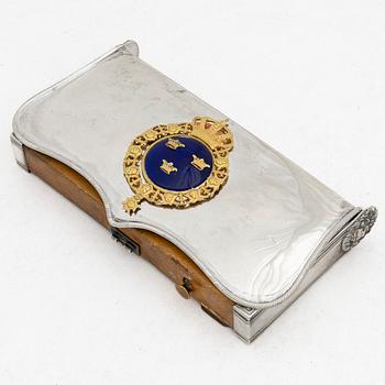 Kartuschlåda för officer vid Livregementet till häst m/1847, i silver, av Gustav Möllenborg Stockholm 1856.
