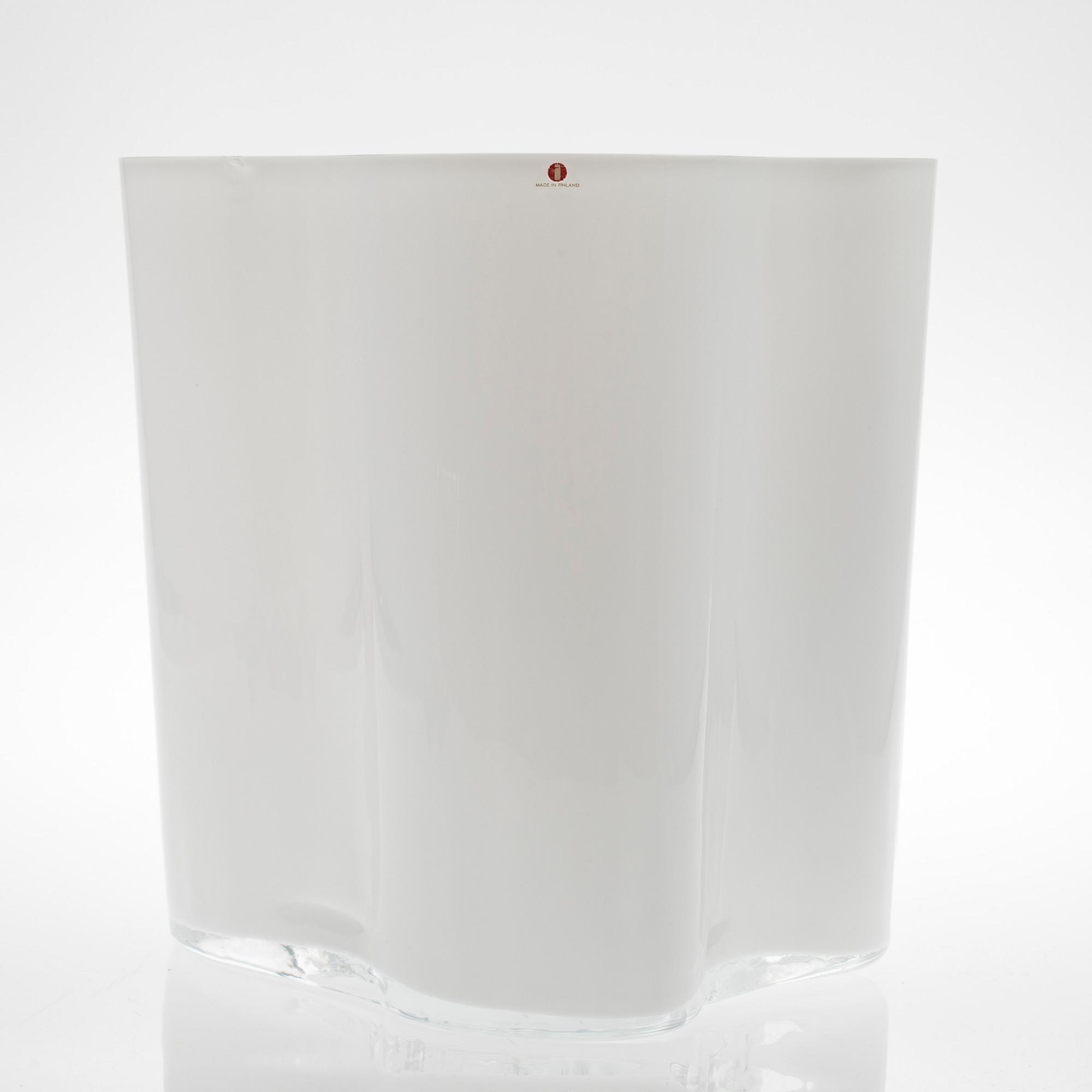 VAS, opalglas, signerad Alvar Aalto, Iittala 1970/80-tal.