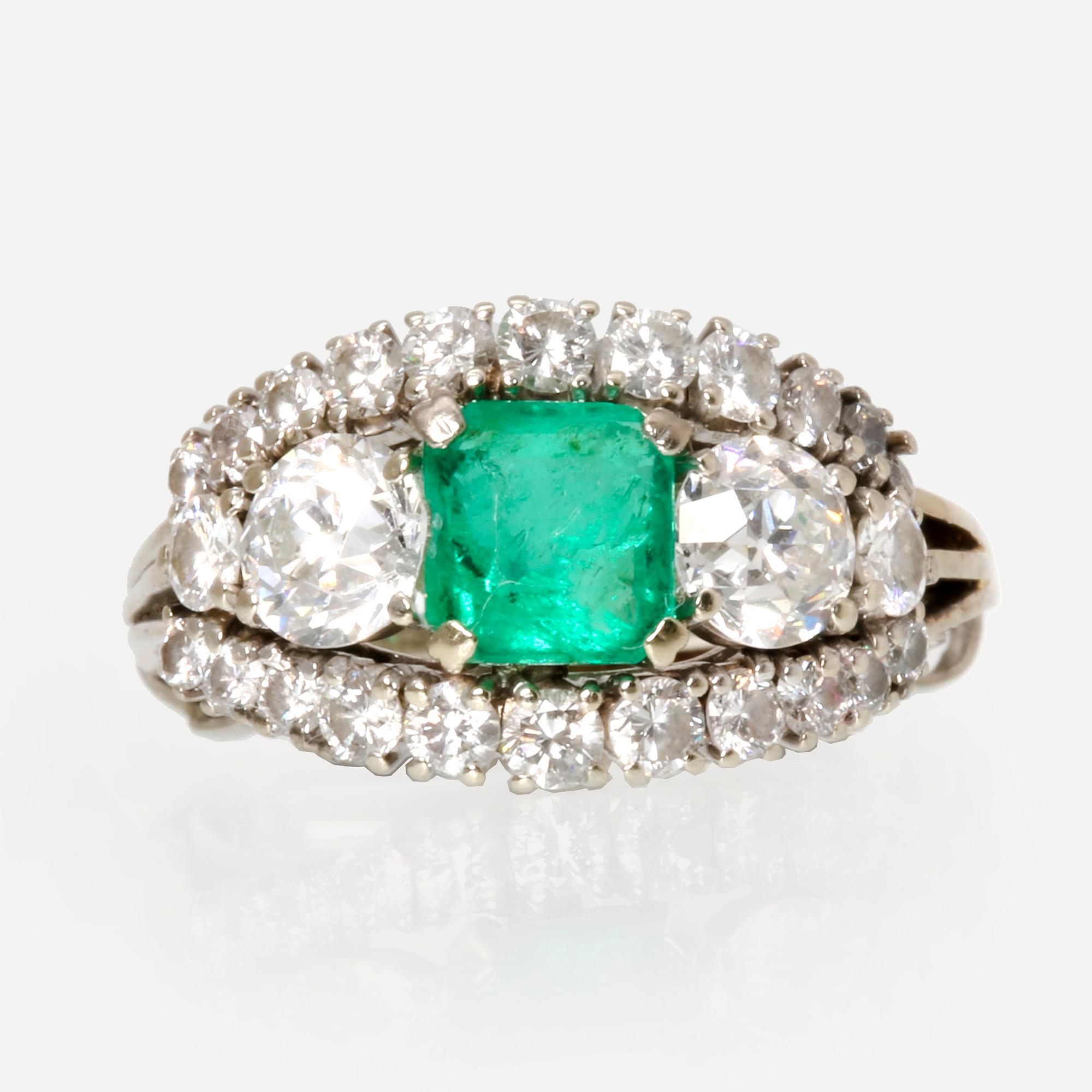 Ring 18K vitguld med 1 smaragd och gammalslipade briljanter och briljanter ca 1 ct.