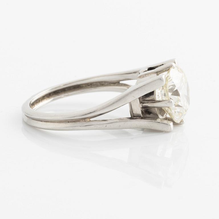 C.G. Hallberg, platinum ring, 1948, brilliant-cut diamond 2.51 ct according to inscription. Old cut.