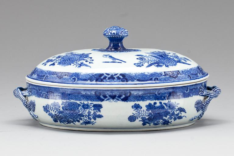 KAROTT MED LOCK, porslin. Kina, 1800-tal.