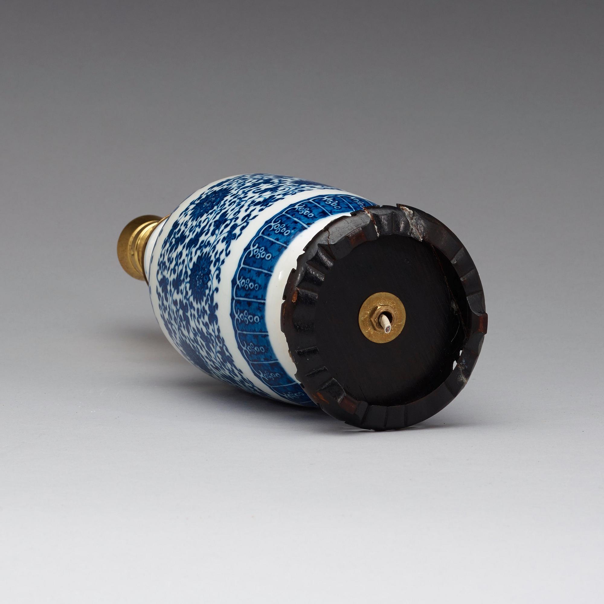 VAS, porslin. Qingdynastin, 1800-tal.