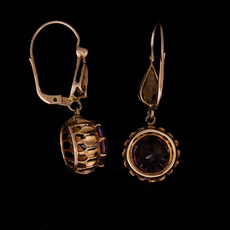 ÖRHÄNGEN, 14K guld, fasettslipade ametister. Vikt 5,9 g.