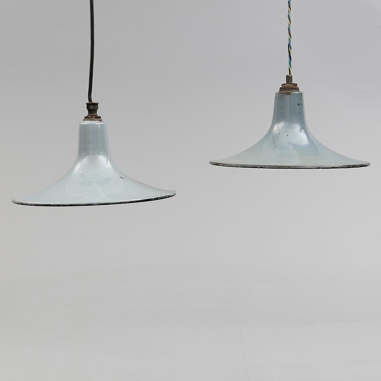 INDUSTRILAMPOR, 2 st, emalj, 1900-talets första hälft. Höjd 44 cm.