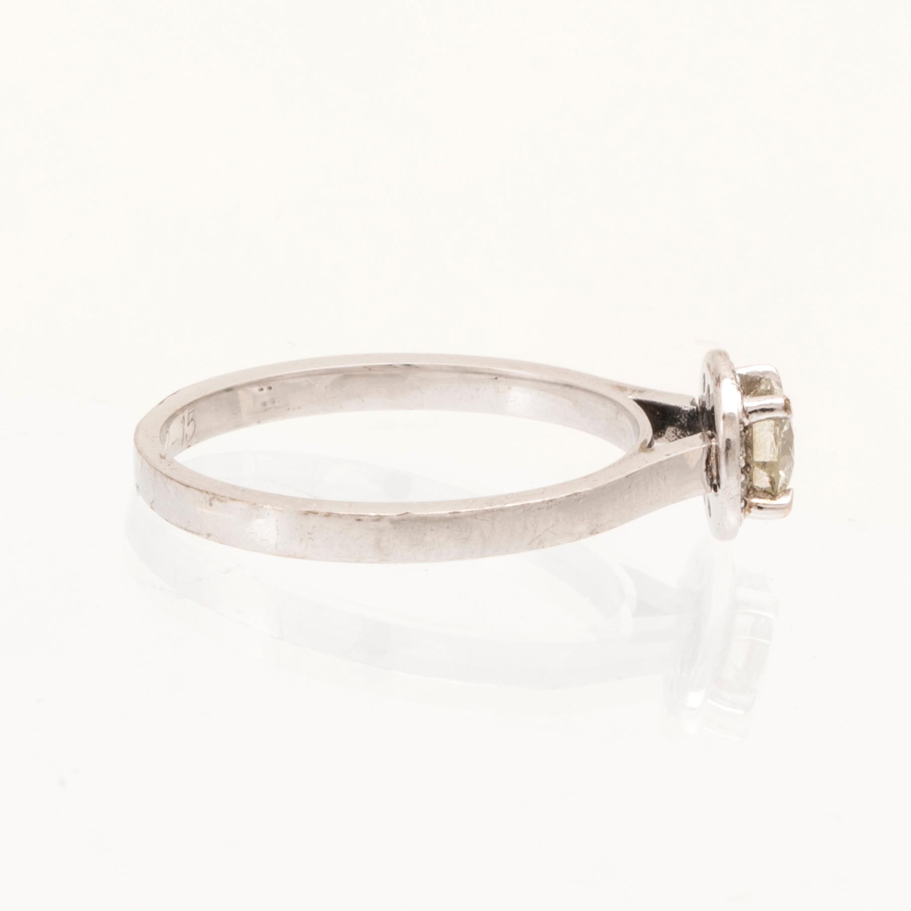 An 18K white gold ring set with round brilliant-cut diamonds.