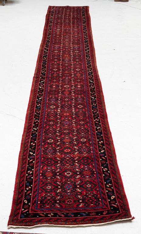 A runner carpet, Hoseinabad, ca. 530 x 84 cm.