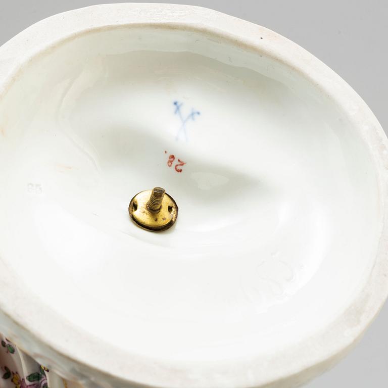 A Meissen footed chesnut basket, circa 1900.