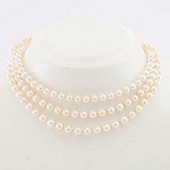 Necklace of three strands of cultured pearls and clasp of 18K white gold.