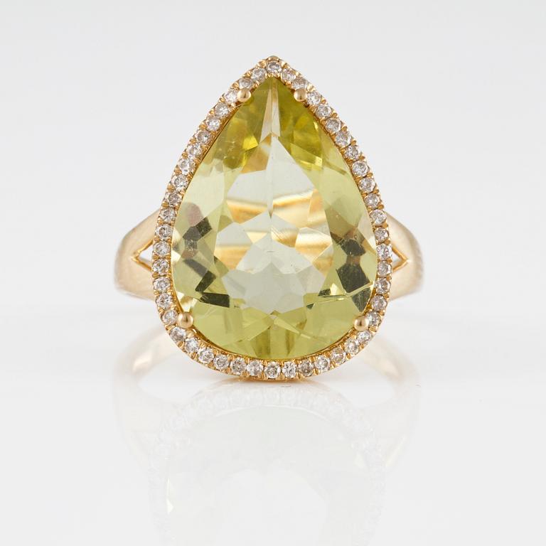 RING, 18K guld med fasettslipad topas ca 7,24 ct samt briljantslipade diamanter ca 0.26 ct. Vikt 5,5 gram.