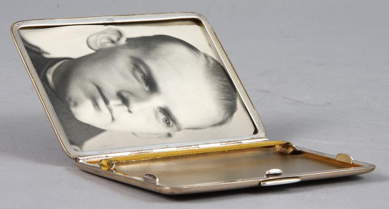 CIGARETTETUI, silver, importstämplar, 1900-talets andra hälft. Vikt 118 gram.