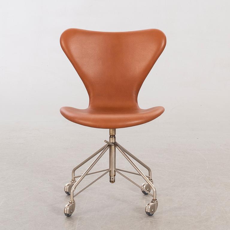 ARNE JACOBSEN, skrivbordsstol "Sjuan" för Fritz Hansen Danmark.