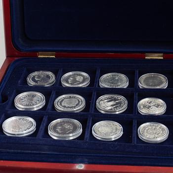 Myntsamling, minnes- och jubileumsmynt, 61 st, mestadels i silver. I tre schatull.