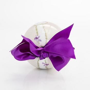 A Russian porcelain Easter egg from around the turn of the 20th Century.