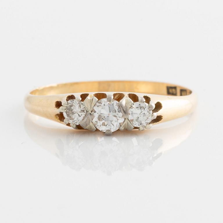 Ring, guld med tre briljantslipade diamanter.